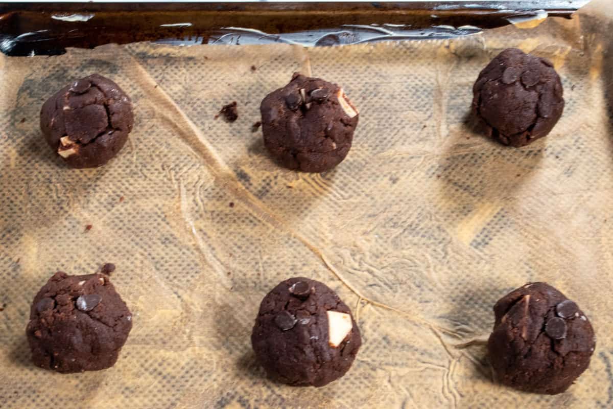 The cookie dough has been rolled into balls and placed onto the baking tray. 