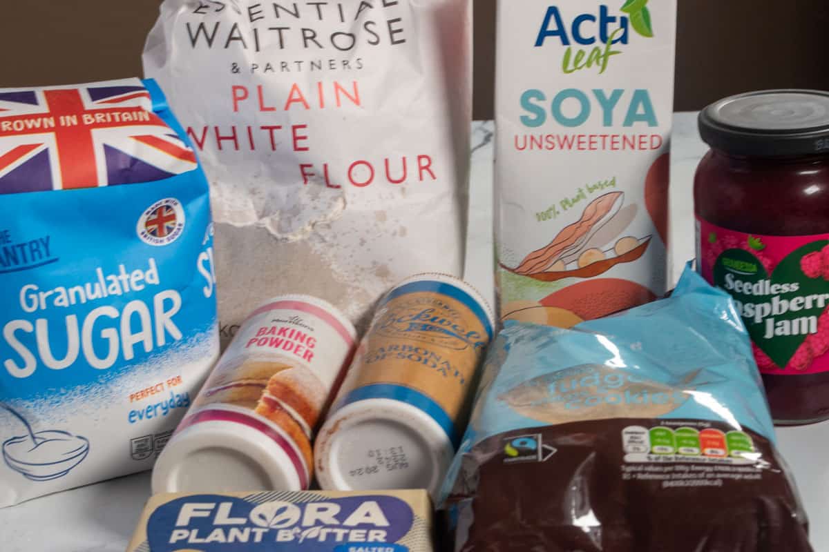 The ingredients needed to make a vegan pudding cake. 