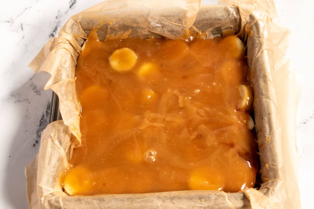 The caramel layer has now been refrigerated. A thick layer has now been formed. 