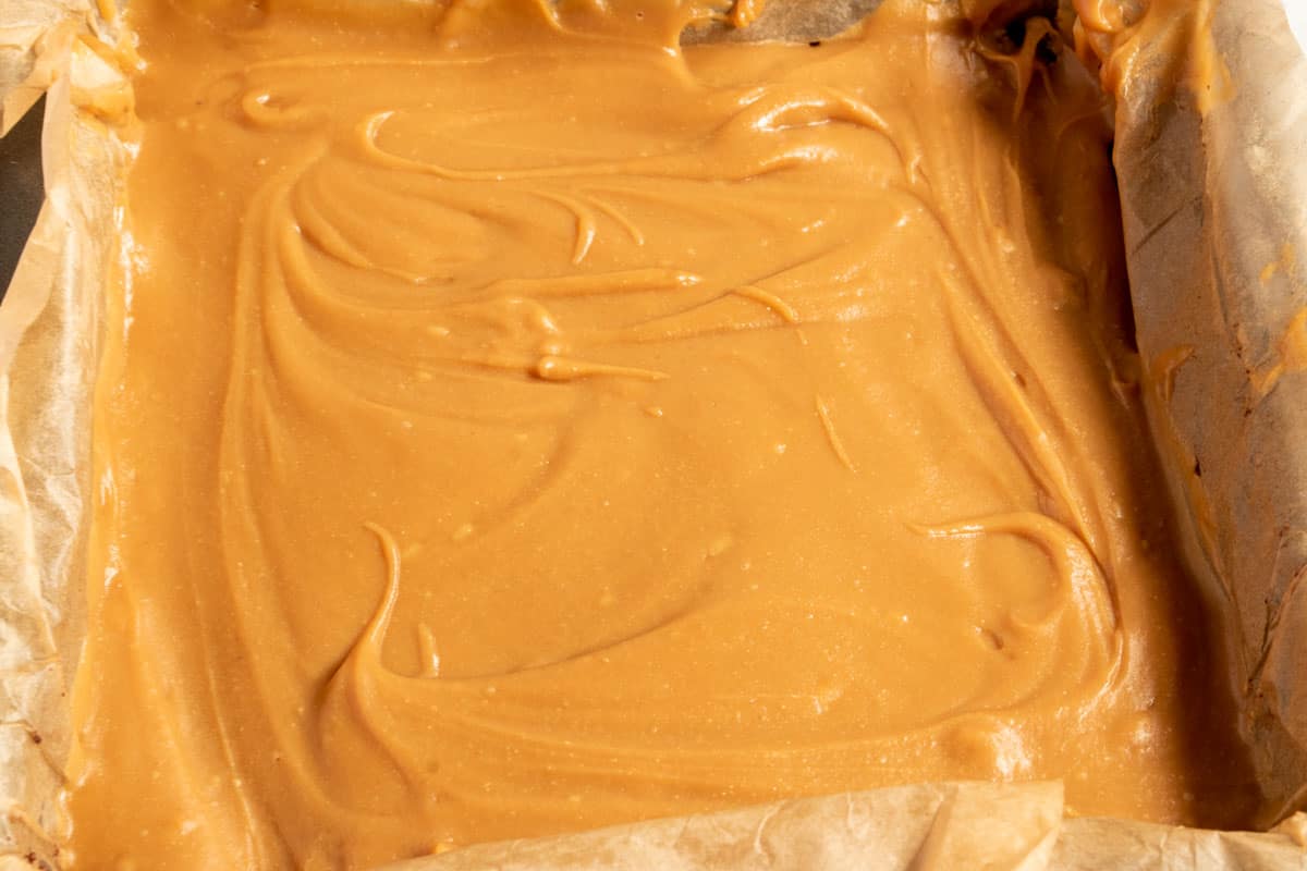 The peanut butter filling has been poured over the base and set in the fridge. 