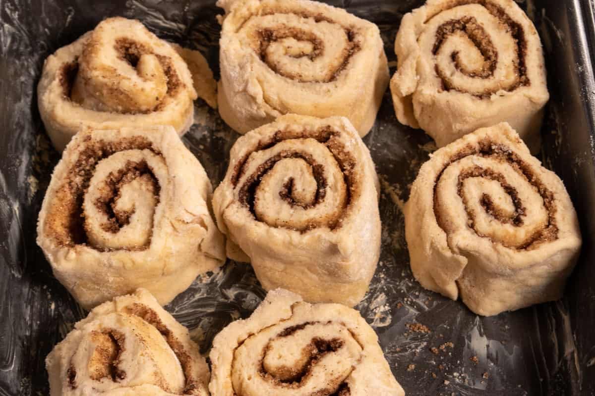 The cinnamon rolls have been placed into the baking tin and are ready to be baked.