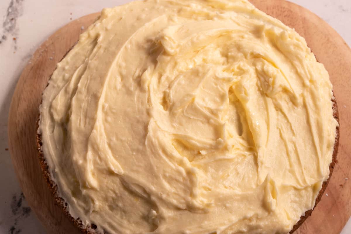 The buttercream frosting spread over the flat side of one of the cakes. 