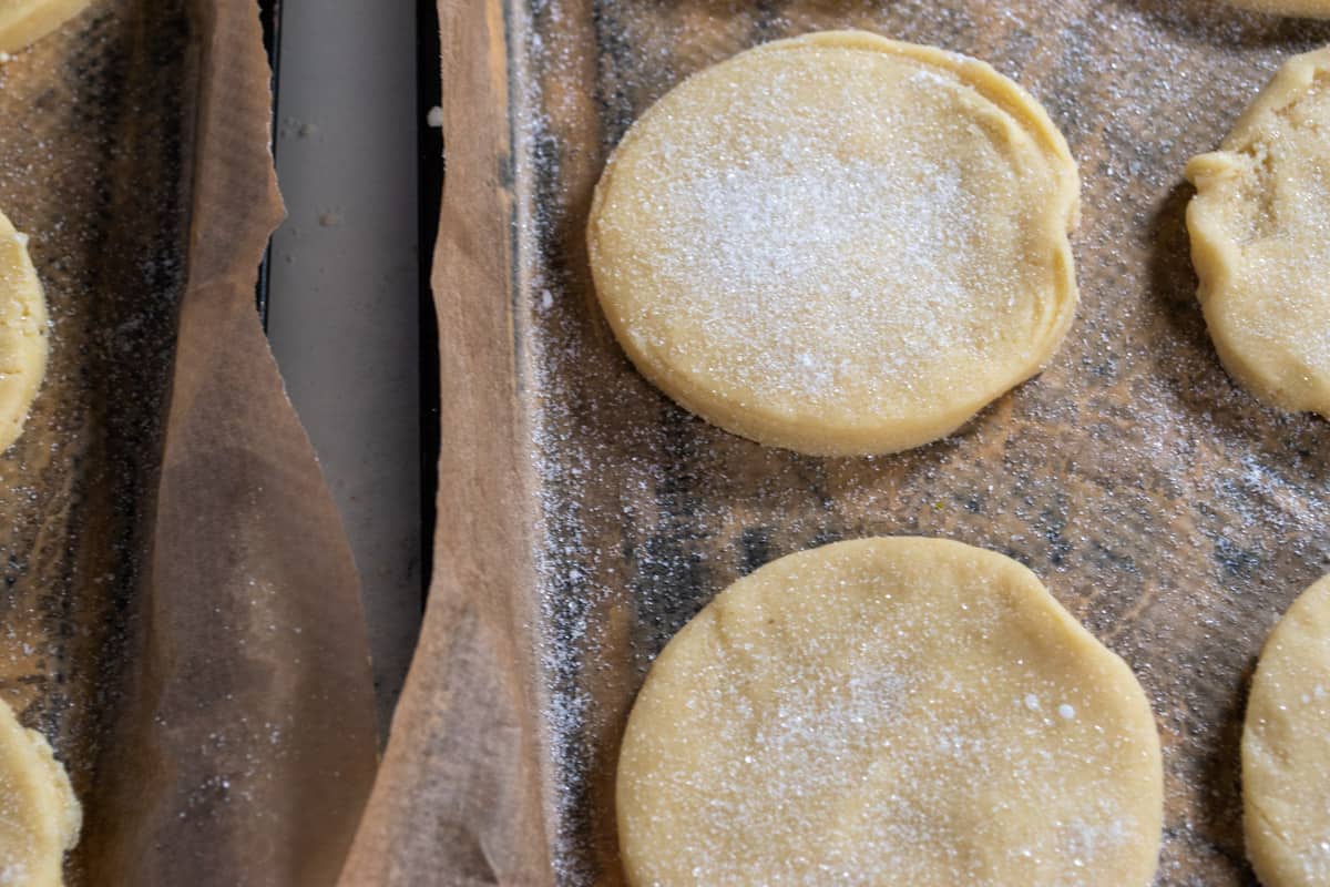 The unbaked cookies are on the baking tray. 